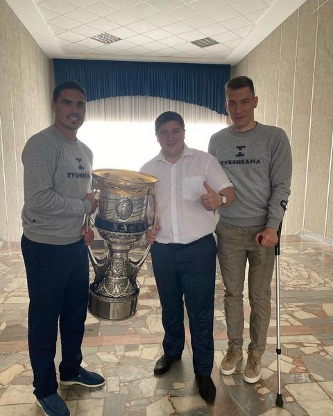 Бывшие воспитанники «Нефтехимика» привезли в Нижнекамск Кубок Гагарина
