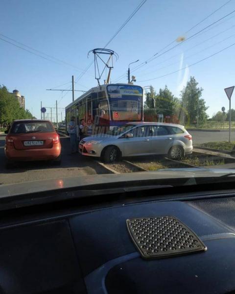 Трамвай прокатил «Форд» по рельсам в Нижнекамске