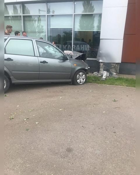 У парка Победы в Казани сбили двоих пешеходов на зебре