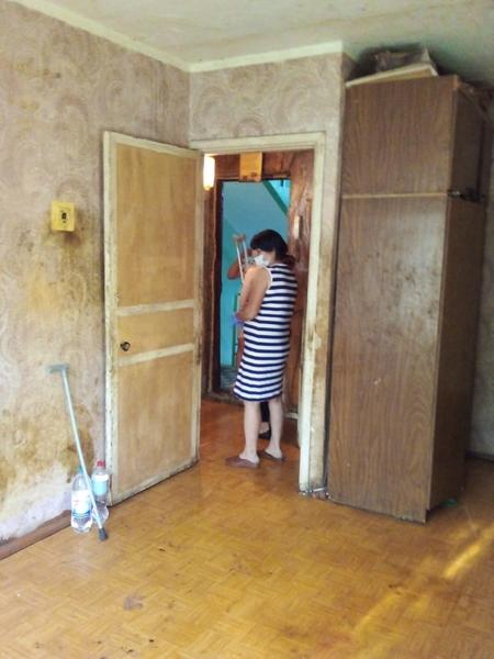 Для спасения бабушки в Челнах пришлось вскрывать дверь захламленной квартиры Для спасения бабушки в Челнах пришлось вскрывать дверь захламленной квартиры