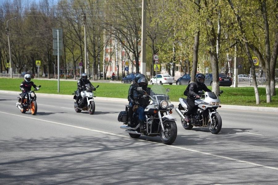 Колонна из полусотни единиц транспорта проехала «По дорогам героев» в Нижнекамском районе