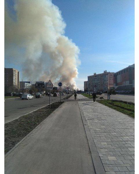 В Нижнекамске на улице Гайнуллина вновь полыхало поле