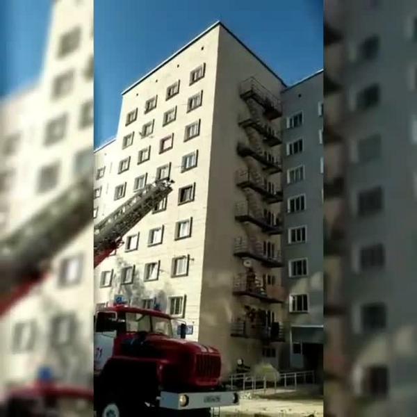 Житель общежития в Казани голым делал зарядку на перилах балкона
