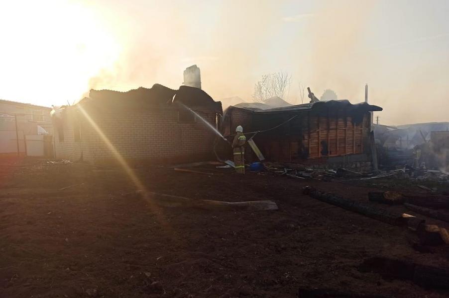 На пожаре в частном доме в Татарстане сильно обгорел мужчина