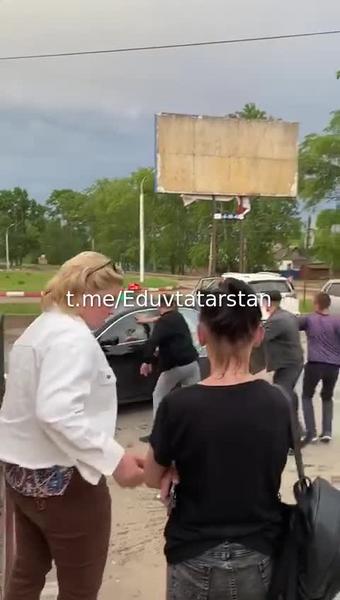 На границе с Татарстаном толпа людей напала на машину, сбившую человека На границе с Татарстаном толпа людей напала на машину, сбившую человека