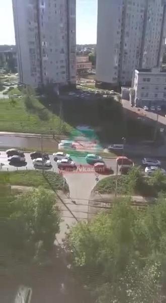 Около метро в Казани прорвало засорившуюся на 10 метров тряпками канализацию Около метро в Казани прорвало засорившуюся на 10 метров тряпками канализацию