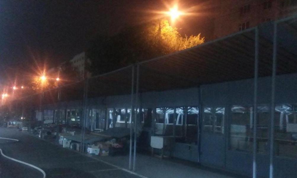 Ночью на улице Лаврентьева в Казани вспыхнули торговые павильоны