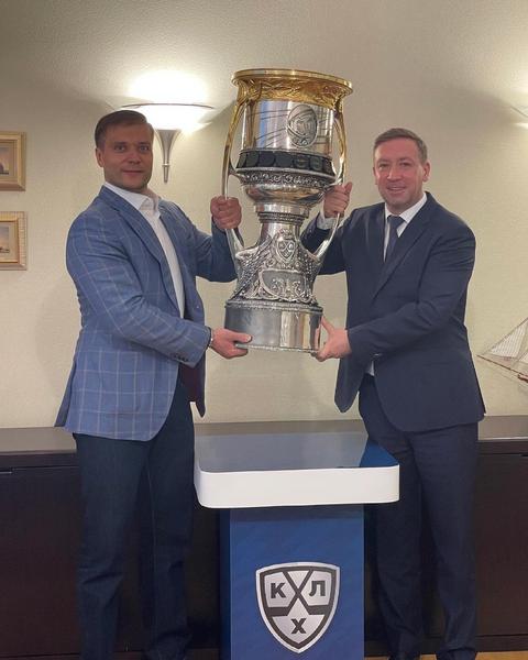 Бывшие воспитанники «Нефтехимика» привезли в Нижнекамск Кубок Гагарина