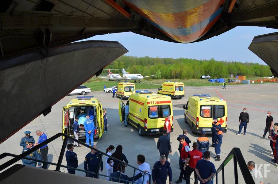 В Москву прибыл самолет МЧС с пострадавшими при стрельбе в казанской школе