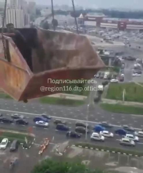 Смотреть страшно: в Казани в ковше строительного крана рабочего подняли на высоту 18 этажа