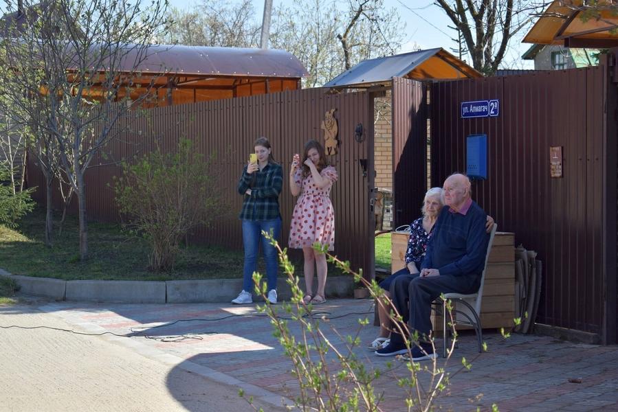 Росгвардейцы провели парад у домов казанских ветеранов войны