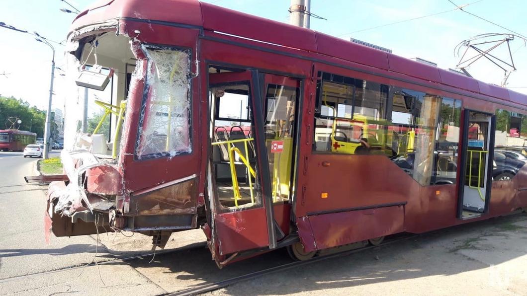 Казанские врачи пытаются спасти ногу пострадавшего водителя трамвая