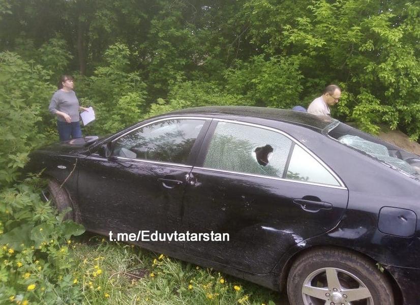 На границе с Татарстаном толпа людей напала на машину, сбившую человека На границе с Татарстаном толпа людей напала на машину, сбившую человека