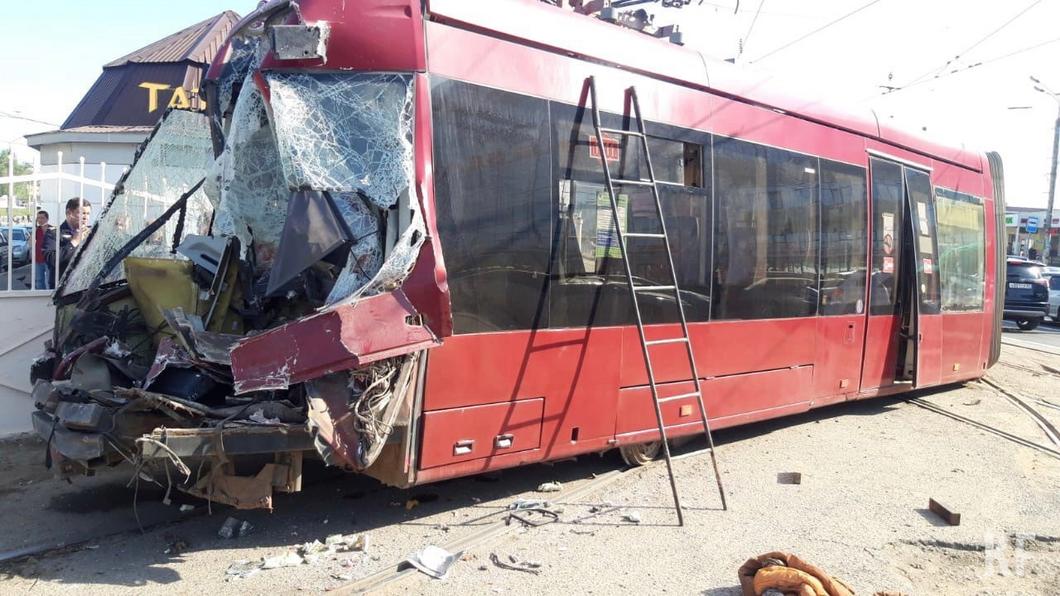 Казанские врачи пытаются спасти ногу пострадавшего водителя трамвая