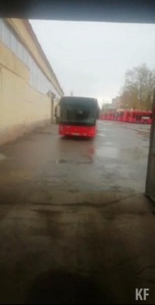 В Казани автослесари разбили лобовое стекло автобуса для ролика в ТикТок - их уволили