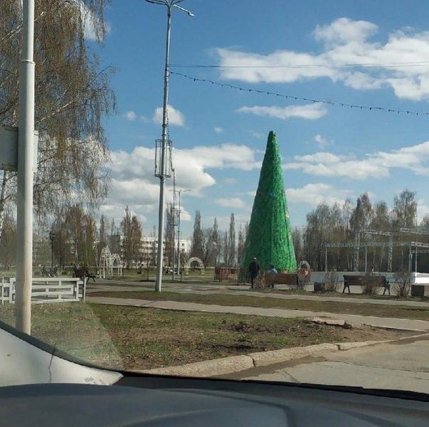 Власти башкирского города Агидель по примеру Нижнекамска не будут убирать новогоднюю елку Власти башкирского города Агидель по примеру Нижнекамска не будут убирать новогоднюю елку