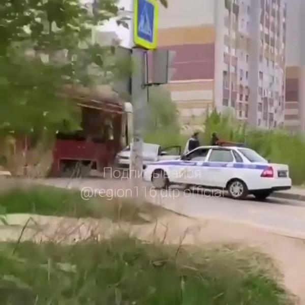 В Казани трамвай снес иномарку, водитель которой не уступил дорогу