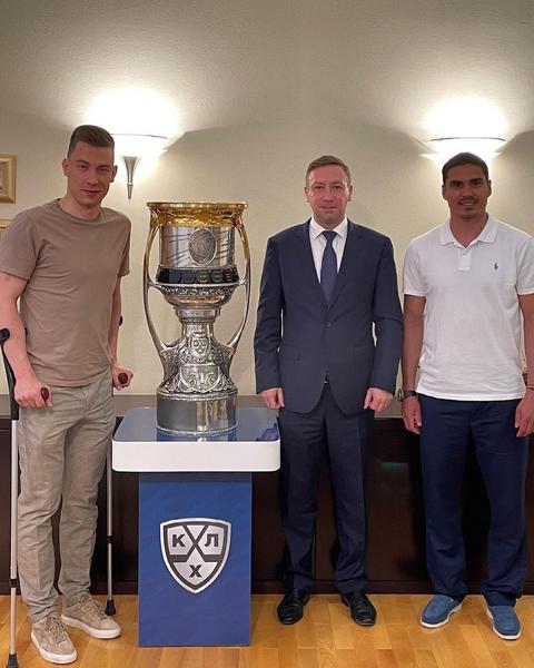 Бывшие воспитанники «Нефтехимика» привезли в Нижнекамск Кубок Гагарина
