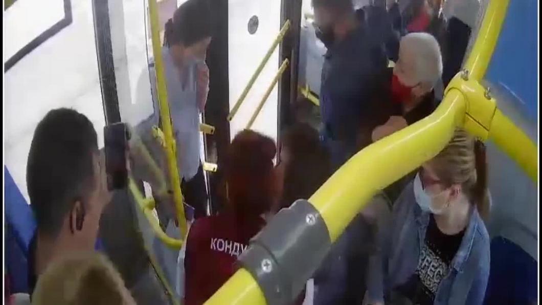 Водителя и кондуктора казанского автобуса поощрили за помощь упавшей в обморок девушке