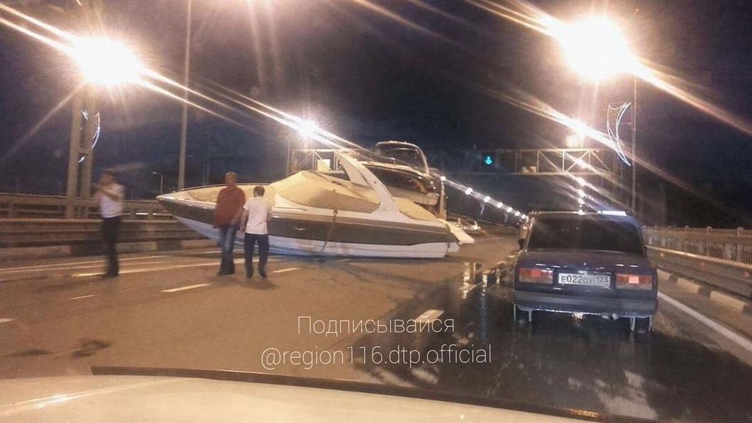 На мосту через Волгу с прицепа сорвалась лодка