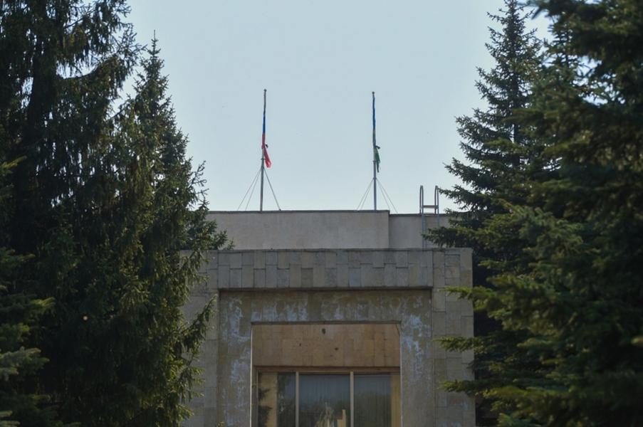 Нижнекамск скорбит: на здании мэрии госфлаги повязаны черными лентами, люди несут цветы и игрушки к стихийному мемориалу