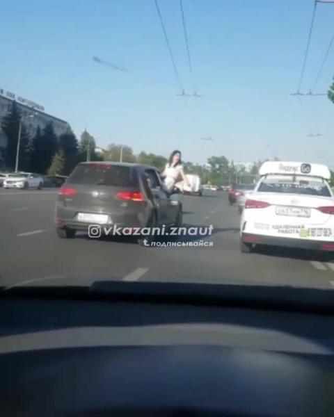 Жительница Казани прокатила подругу на двери автомобиля и заплатила 2500 рублей штрафа