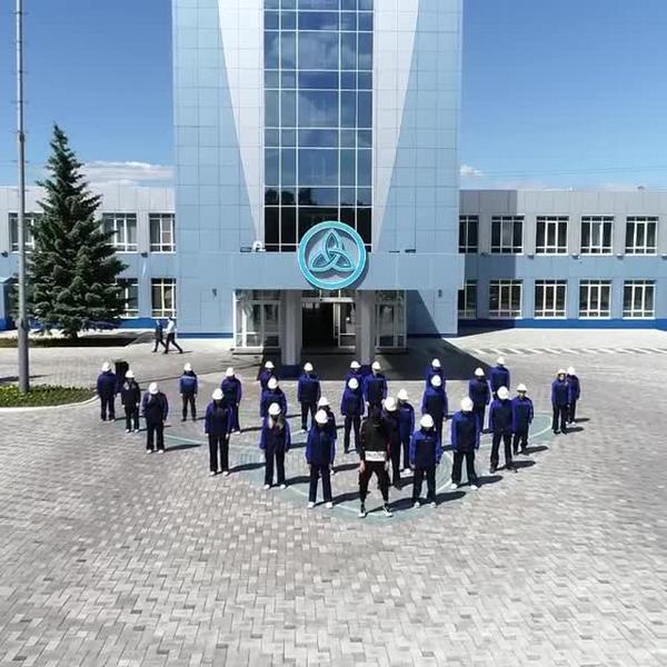 Известные своими танцами тик-токеры из Татарстана станцевали с работниками «Нижнекамскнефтехима»