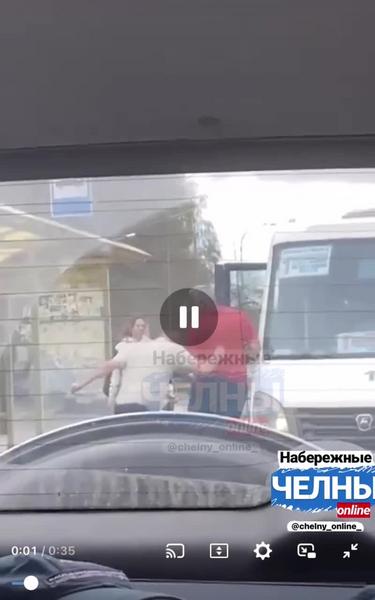 Драка мужчин у автобусной остановки в Челнах попала на видео
