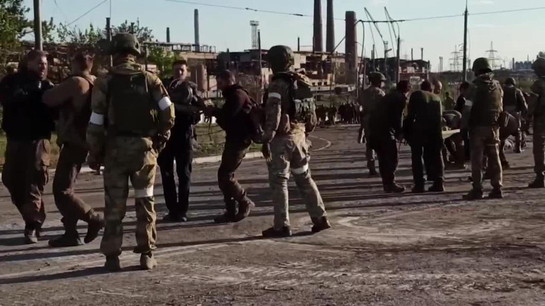 Появились кадры сдачи в плен украинских военных, которые вышли с территории завода «Азовсталь»