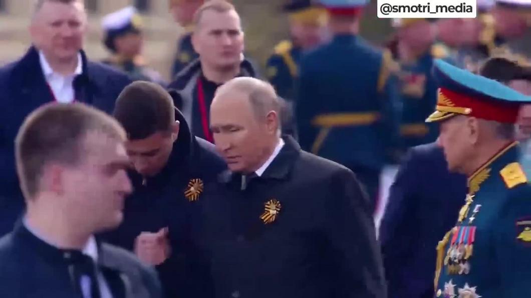 Журналисты выяснили личность молодого человека, который беседовал с Путиным после парада