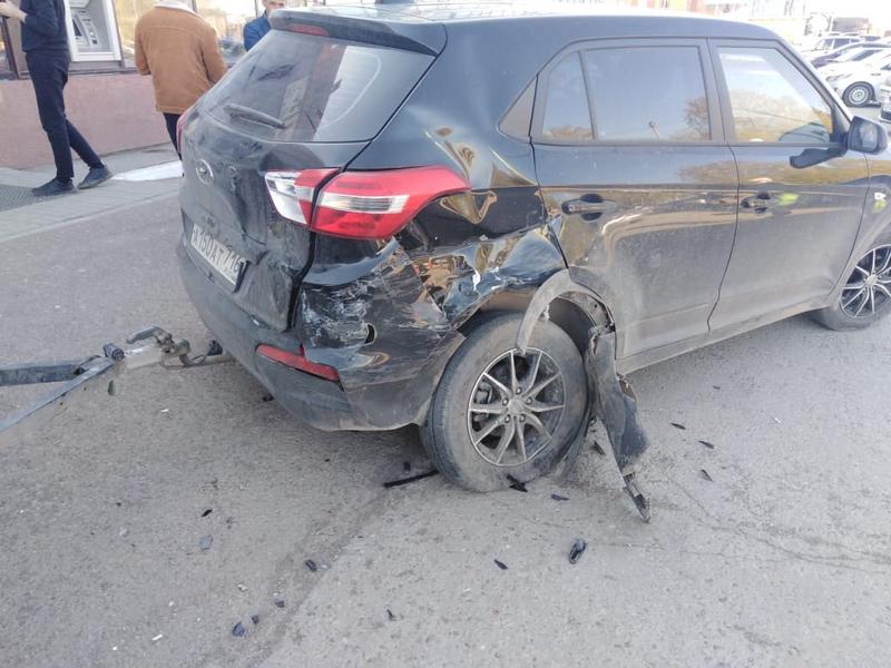 В Альметьевске пьяный водитель наехал на мужчину с ребенком возле ТЦ «Мактама Парк»