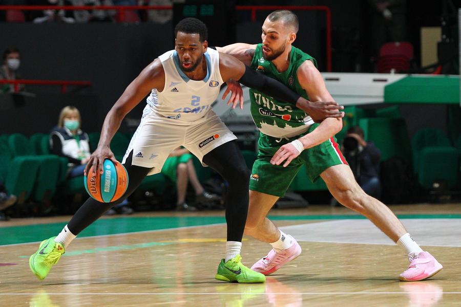 «Зенит» наносит обидное поражение УНИКСу в третьем матче полуфинала