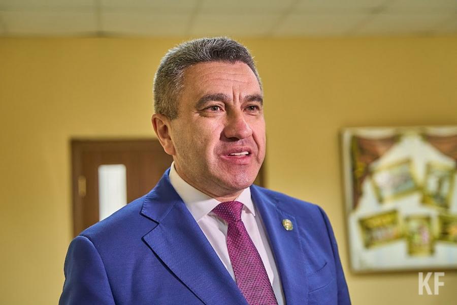 «Никаких шпаргалок и телефонов»: Школьники Татарстана открыли сезон ЕГЭ