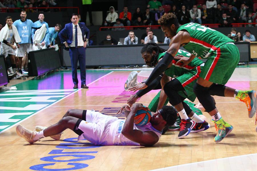 «Зенит» наносит обидное поражение УНИКСу в третьем матче полуфинала