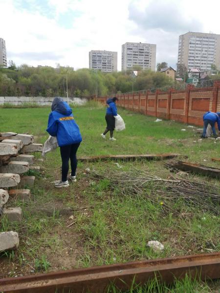 Сотрудники «Метроэлектротранса» прибрались около станций метро в Казани