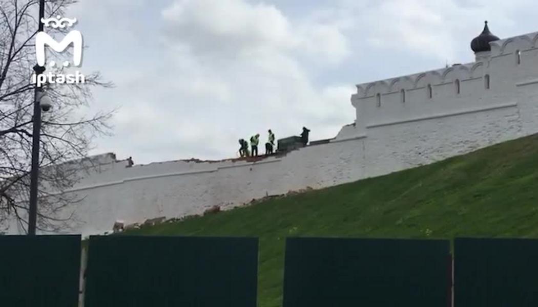 Рабочие разобрали часть стены Казанского Кремля