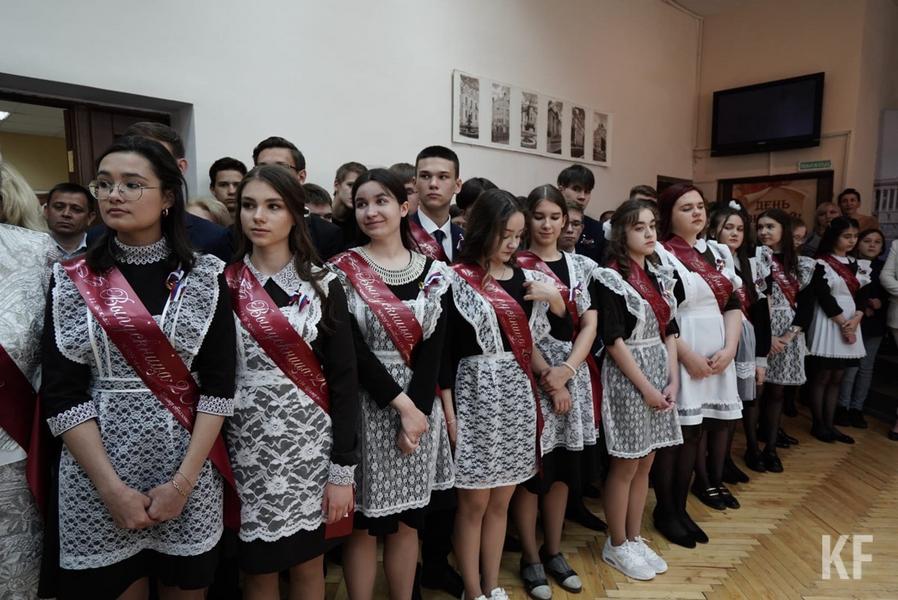 «Я желаю вам только спокойствия»: Как министр образования Татарстана провожал выпускников школ в большой путь
