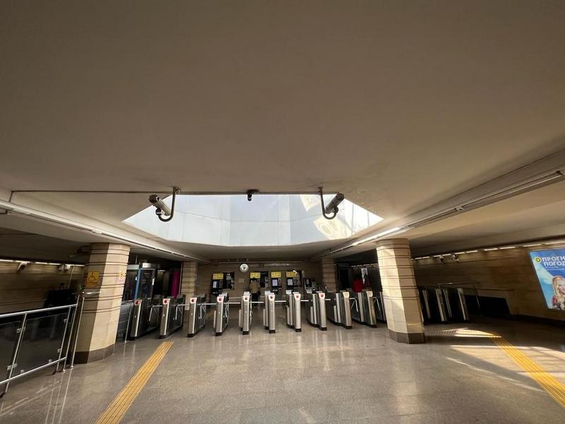 Сотрудники МУП «Метроэлектротранс» сделали косметический ремонт на двух станциях метро в Казани