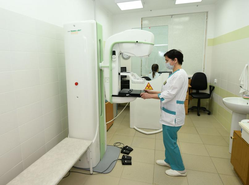 Метшин проконтролировал капремонт в 16-й городской больнице Казани