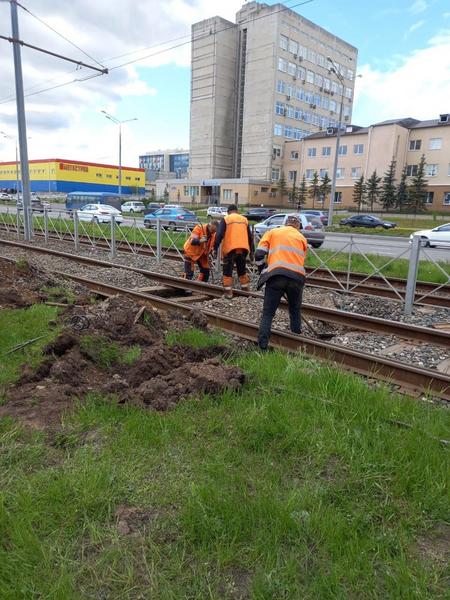 Сотрудники «Метроэлектротранса» в Казани заменили куски рельсов на улицах Тукая и Халитова