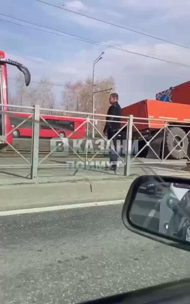 В Казани трамваи встали из-за вылетевшего на рельсы автобуса