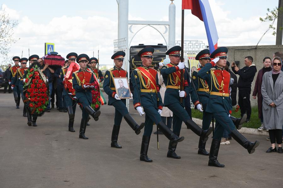 В Челнах простились с Рамисом Загртдиновым, погибшим при спецоперации в Украине