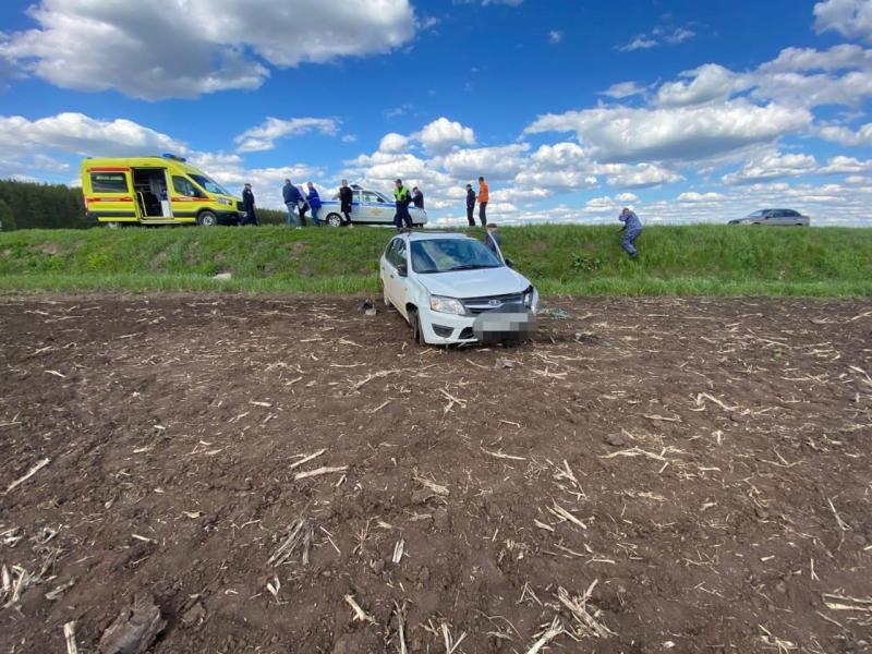 В Нижнекамском районе легковушка вылетела в кювет и несколько раз перевернулась на глазах у полицейских В Нижнекамском районе легковушка вылетела в кювет и несколько раз перевернулась на глазах у полицейских
