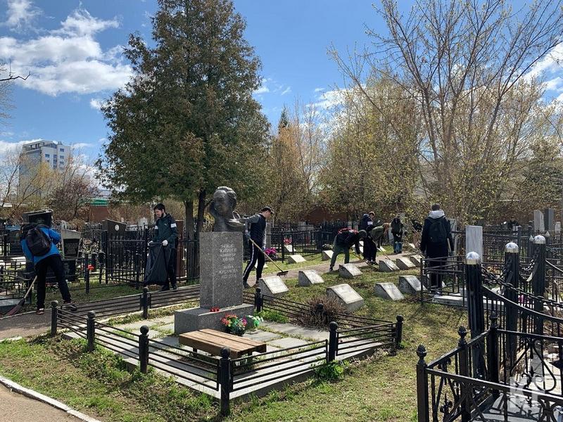 В Казани прошла ежегодная акция по уборке воинских захоронений