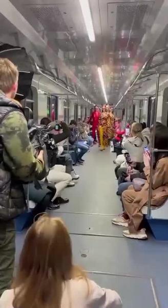 Российский бренд Lyargo провел модный показ в вагоне московского метро