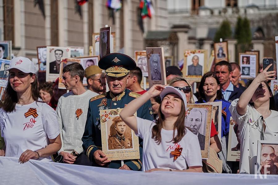 «Это гордость – нести портрет прадедушки»: по улицам Казани прошел «Бессмертный полк»