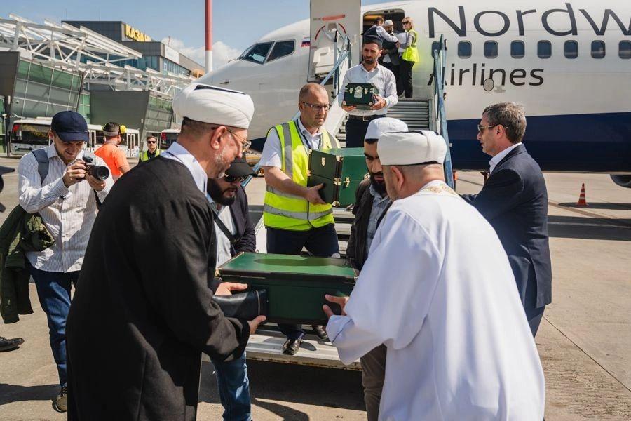 В казанском аэропорту встретили подлинные реликвии пророка Мухаммеда В казанском аэропорту встретили подлинные реликвии пророка Мухаммеда