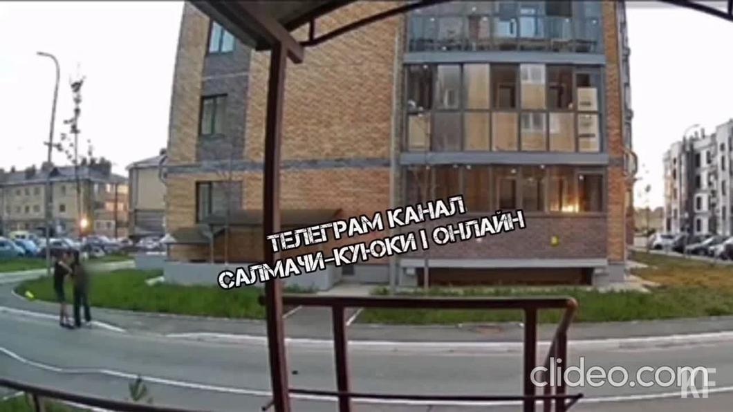 Нападение агрессивного мужчины на девушку в ЖК под Казанью попало на видео