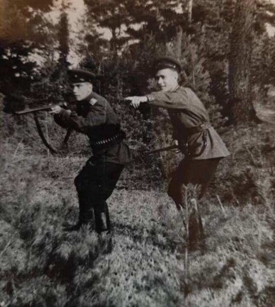 «Вжался в землю и ждал, что вот-вот прошьёт пулей» «Вжался в землю и ждал, что вот-вот прошьёт пулей»