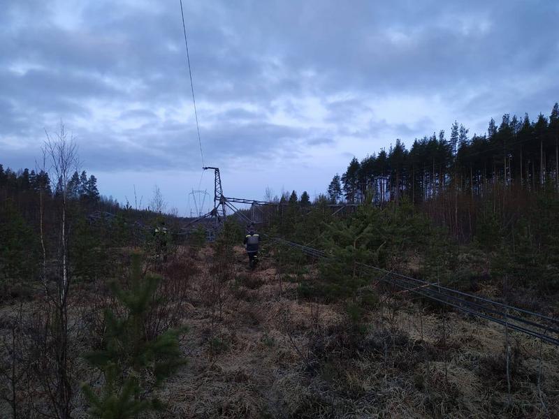 В Ленобласти подорвана ЛЭП, на второй линии найдена взрывчатка В Ленобласти подорвана ЛЭП, на второй линии найдена взрывчатка